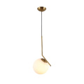 Candelabro decorativo de metal dourado com globo de vidro pendente